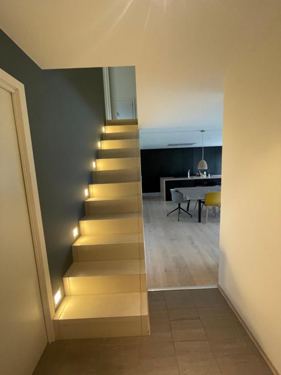 una escalera que conduce a una sala de estar con mesa en Modern cottage, en Sogndal