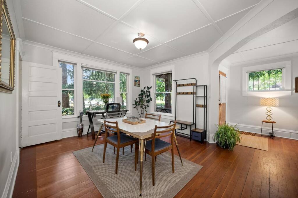 Fotografie z fotogalerie ubytování 2BR 1BA Small Town Feel Pets Allowed v destinaci Spokane