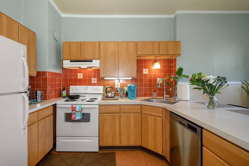 Kuchyň nebo kuchyňský kout v ubytování 2BR 1BA Small Town Feel Pets Allowed