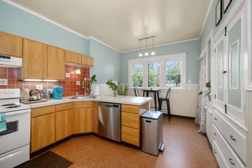 Kuchyň nebo kuchyňský kout v ubytování 2BR 1BA Small Town Feel Pets Allowed