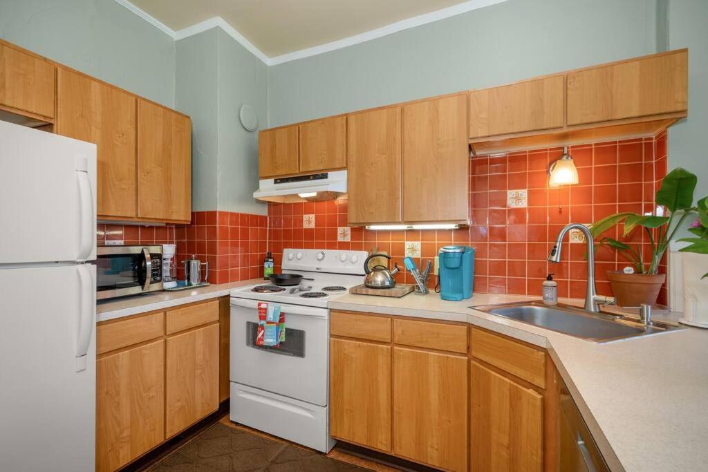 Kuchyň nebo kuchyňský kout v ubytování 2BR 1BA Small Town Feel Pets Allowed