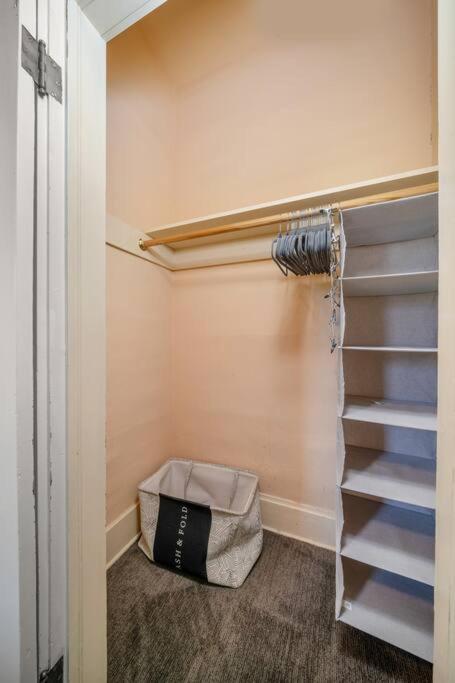 Fotografie z fotogalerie ubytování 2BR 1BA Small Town Feel Pets Allowed v destinaci Spokane