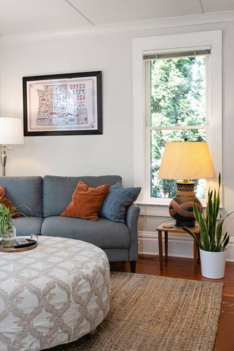 Posezení v ubytování 2BR 1BA Small Town Feel Pets Allowed