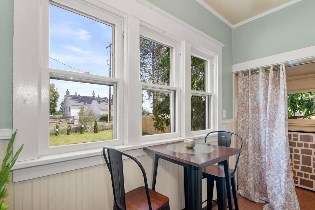 Fotografie z fotogalerie ubytování 2BR 1BA Small Town Feel Pets Allowed v destinaci Spokane