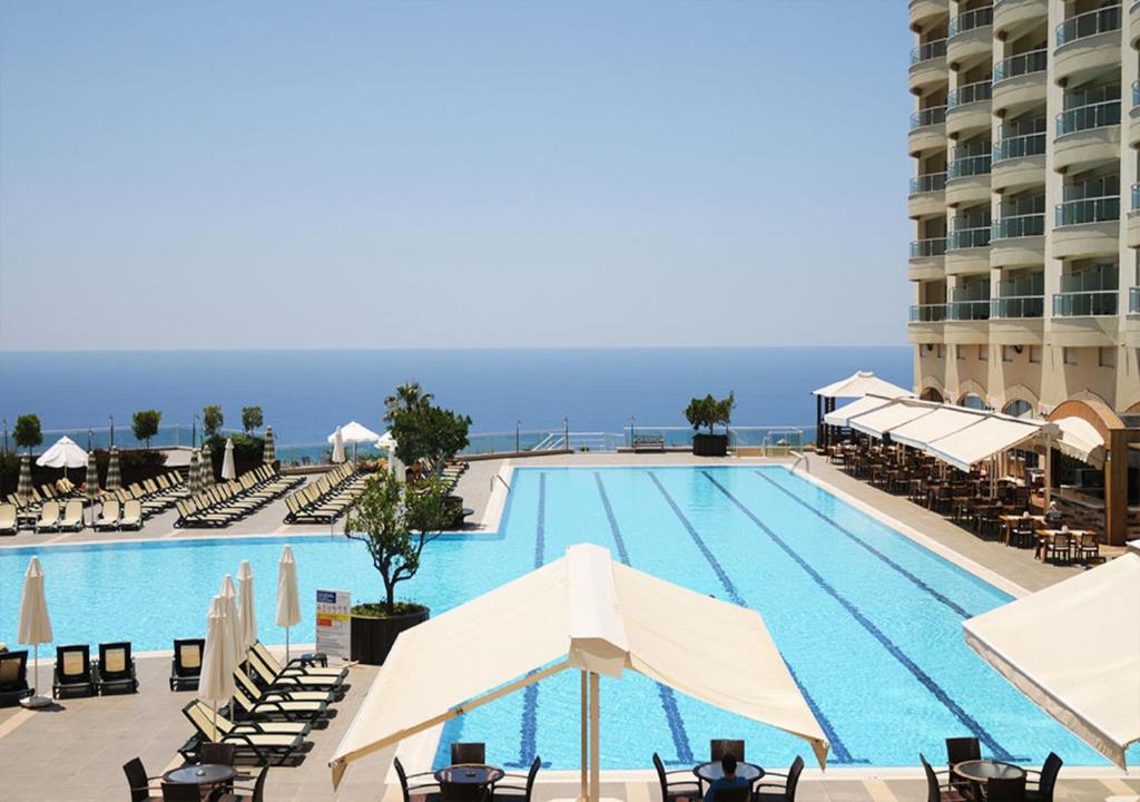 Uma vista da piscina em Gold City 5 star resort appartement with aqua park and sea view ou nos arredores