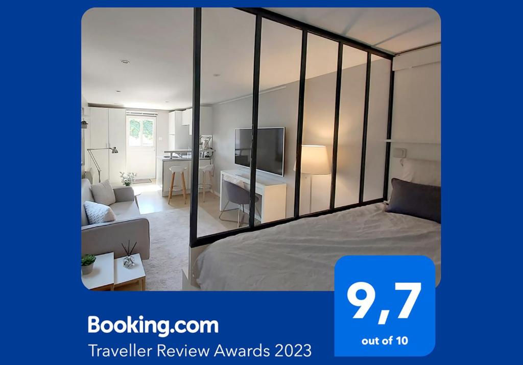 Cette chambre comprend un lit et une télévision. dans l'établissement Charmant Studio sur cour à LYON 9e Mont d'or, à Lyon
