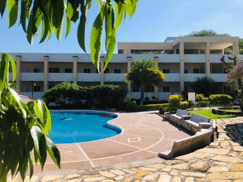 un complexe avec une piscine en face d'un bâtiment dans l'établissement Hotel Santa Engracia, à Ciudad Valles