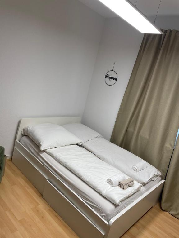 Cama pequeña en habitación con ventana en SleepWellCologne en Colonia