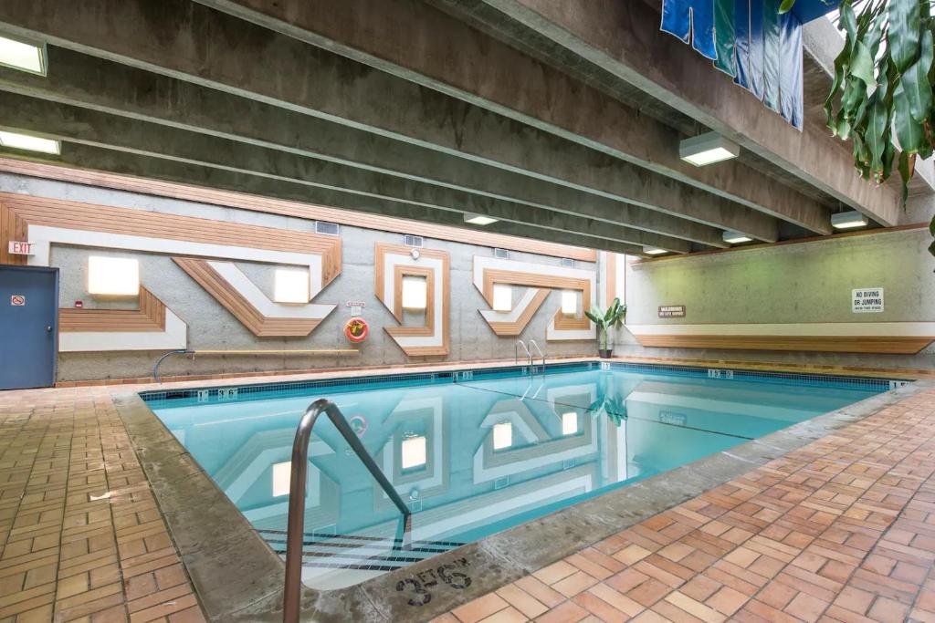 una gran piscina frente a un edificio en Urban Retreat with Pool, Sauna, and 18th-Floor Oceanfront Views, en North Vancouver