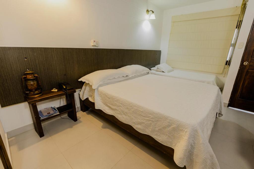Postel nebo postele na pokoji v ubytování Hotel Rancho Regis