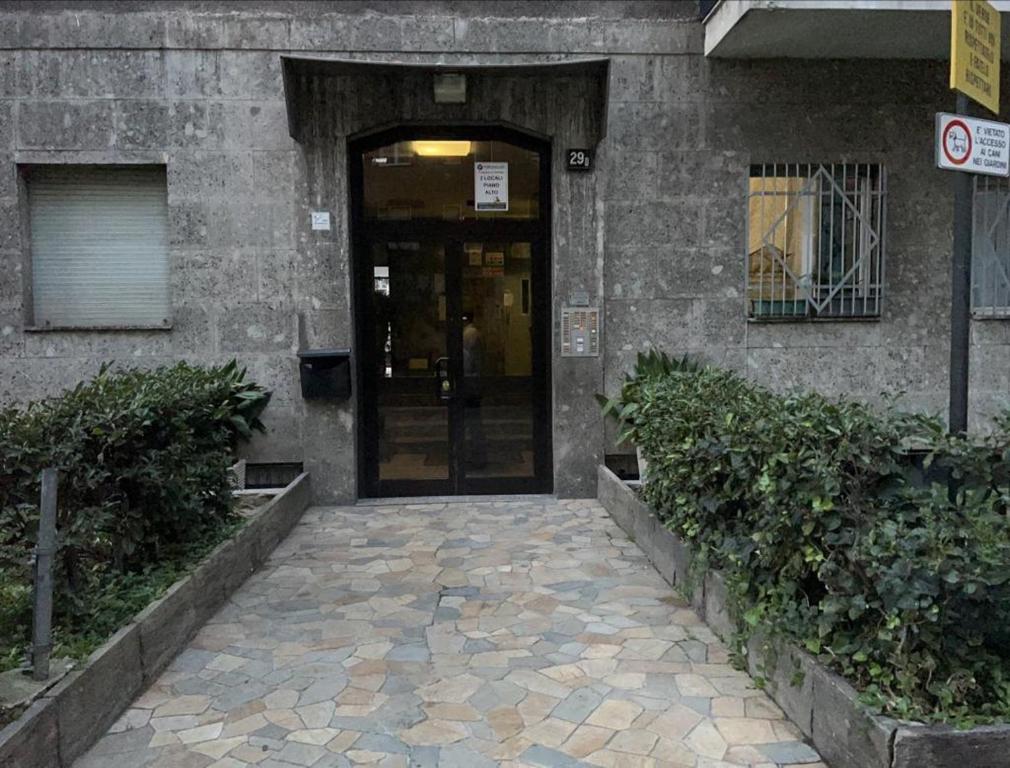 an entrance to a building with a door at Appartamento a Milano, 12 minuti dalla stazione centrale FS in Cinisello Balsamo