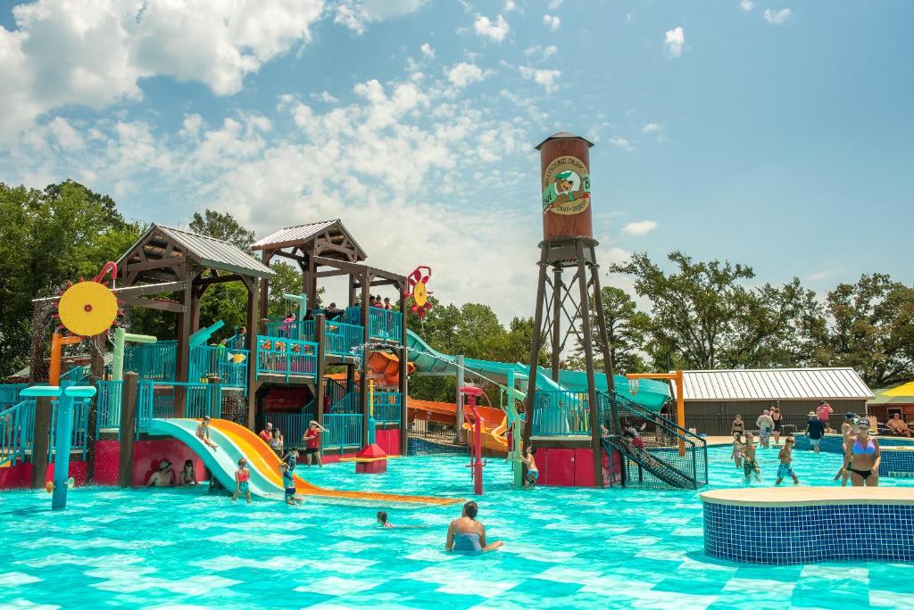 Bazén v ubytování Jellystone Park Tyler nebo v jeho okolí