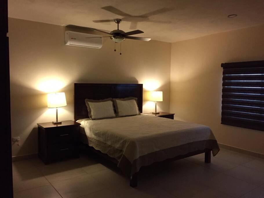 1 dormitorio con 1 cama con 2 lámparas y ventilador de techo en New House! Excellent to get to know Puerto Peñasco en Puerto Peñasco