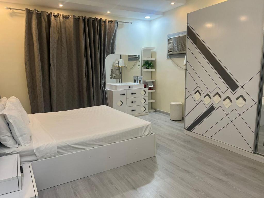 um quarto com uma cama e um espelho grande em Holiday apartment em Meca