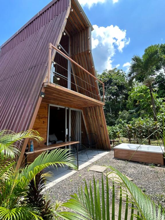 フォルトゥナにあるTiny Villa Experienceの赤屋根の木造家屋