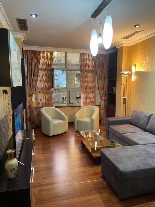 een woonkamer met een bank en een tafel bij Edjon Apartments in Tirana