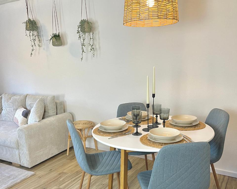 ein Wohnzimmer mit einem Tisch, Stühlen und einem Sofa in der Unterkunft Ferienwohnung Tiefenbach mit Garten in Oberstdorf