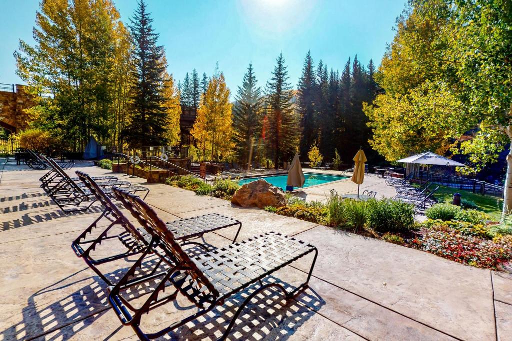 Bazén v ubytování Lion Square Lodge nebo v jeho okolí