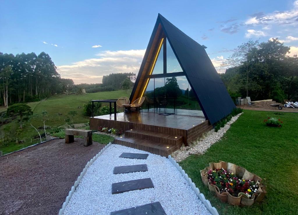 uma tenda sentada no topo de um campo de relva em Chalé Miraflores em São Martinho com vista para as montanhas em São Martinho