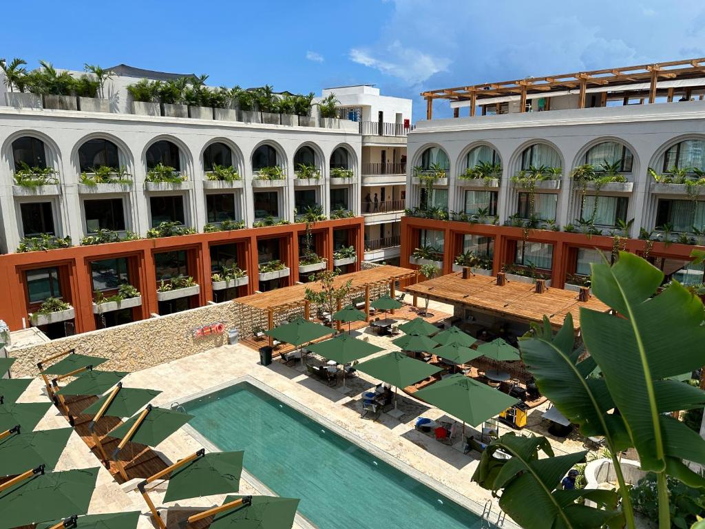 an overhead view of a hotel with a pool and tables and chairs at Osh Hotel Getsemani in Cartagena de Indias