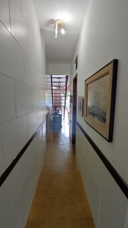 un pasillo en un edificio con una foto en la pared en Casa felicidade e aconchego, en Itaparica