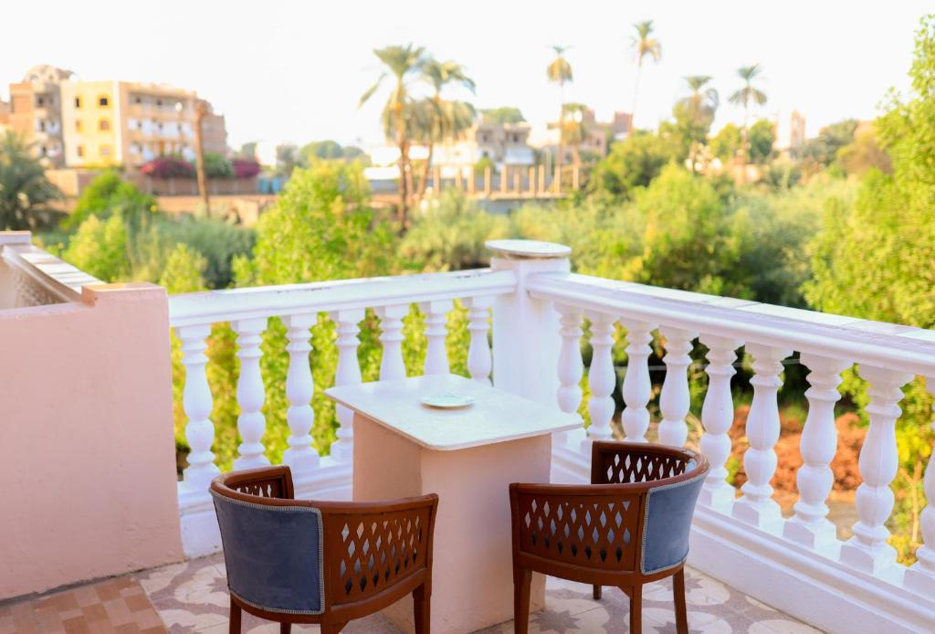 ルクソールにあるLuxor Nile View Flatsのバルコニー(椅子2脚、テーブル付)