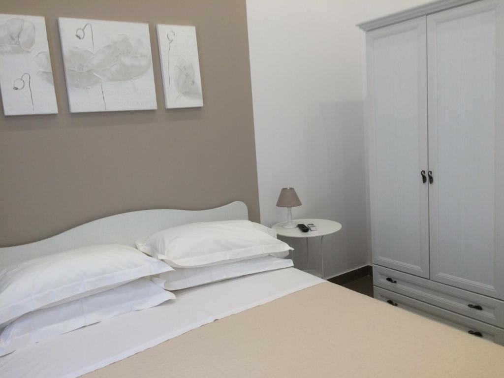 A bed or beds in a room at La Baia Di Partenope