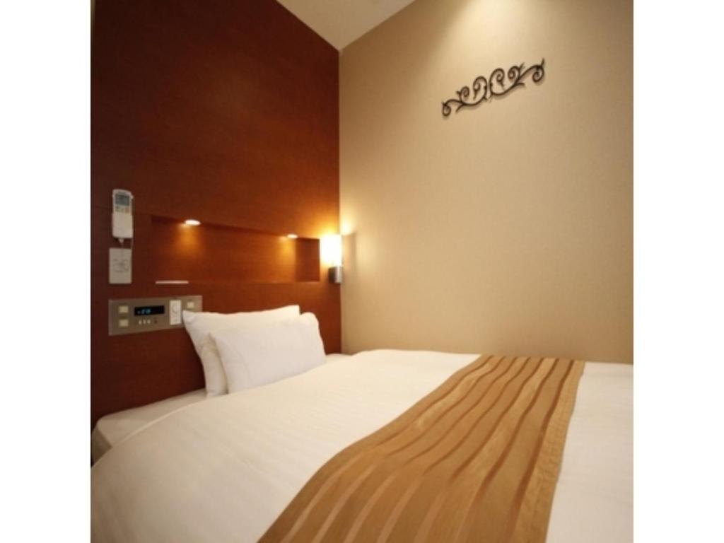 - une chambre avec un grand lit blanc dans l'établissement Hotel Shinjukuya - Vacation STAY 74734v, à Machida