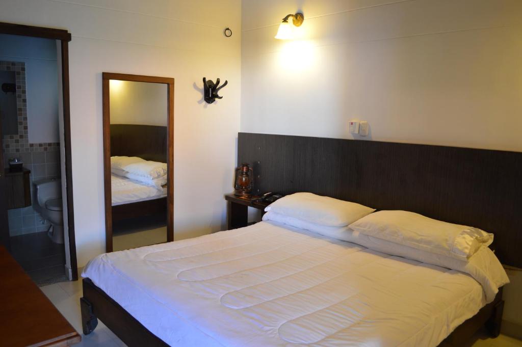 Postel nebo postele na pokoji v ubytování Hotel Rancho Regis