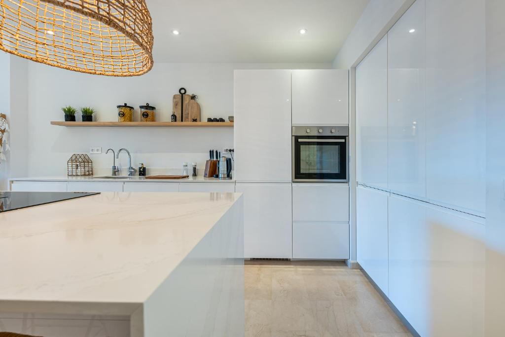 Kuchyňa alebo kuchynka v ubytovaní Casa Joy Elviria, ibiza style apartment with 70 sqm terrace