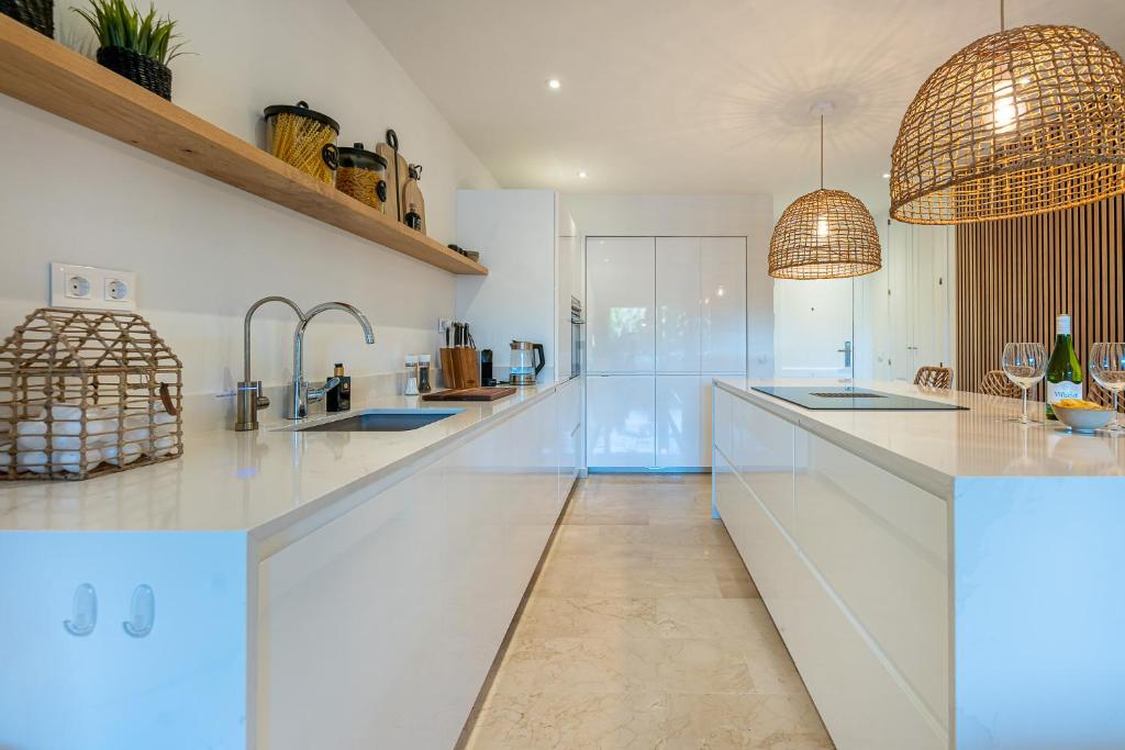 Kuchyňa alebo kuchynka v ubytovaní Casa Joy Elviria, ibiza style apartment with 70 sqm terrace