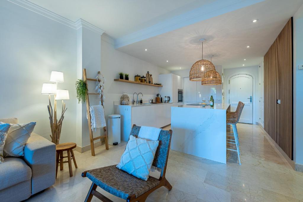 Posedenie v ubytovaní Casa Joy Elviria, ibiza style apartment with 70 sqm terrace