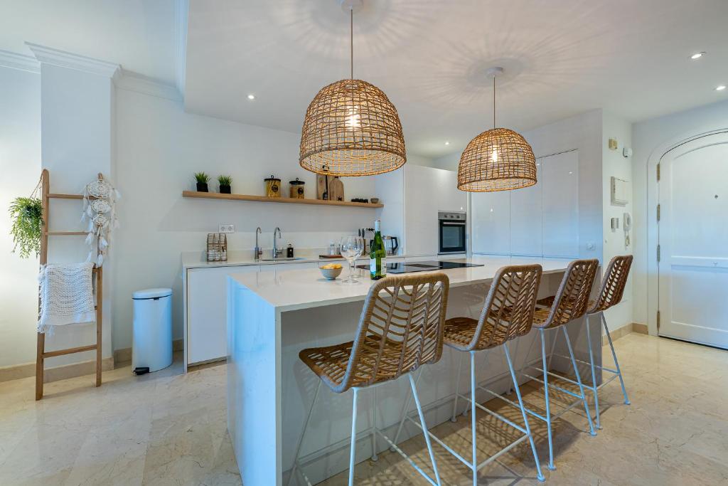 Kuchyňa alebo kuchynka v ubytovaní Casa Joy Elviria, ibiza style apartment with 70 sqm terrace