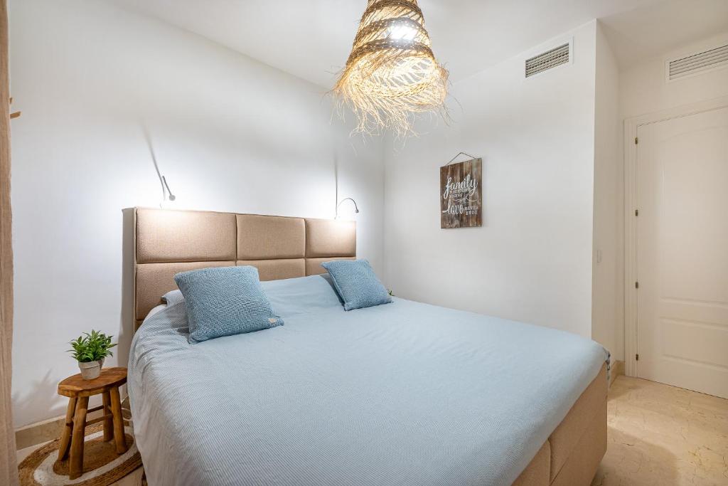 Posteľ alebo postele v izbe v ubytovaní Casa Joy Elviria, ibiza style apartment with 70 sqm terrace