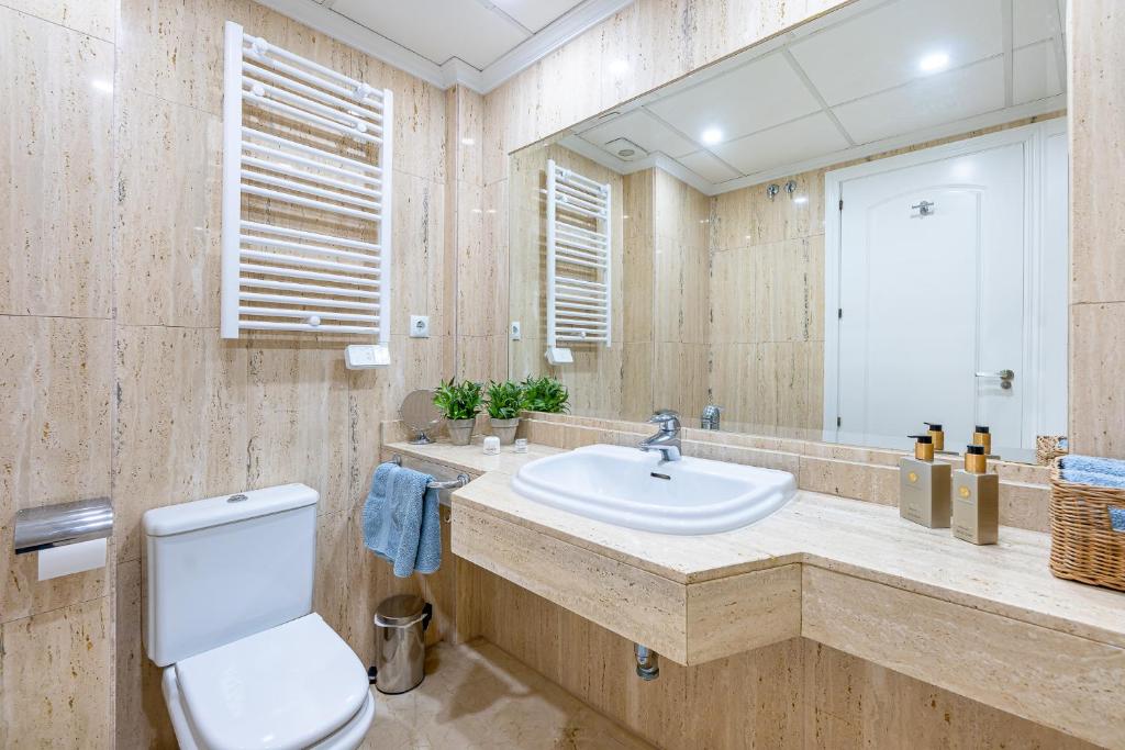Kúpeľňa v ubytovaní Casa Joy Elviria, ibiza style apartment with 70 sqm terrace