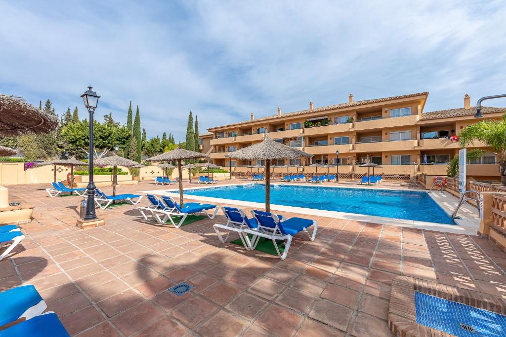 Bazén v ubytovaní Casa Joy Elviria, ibiza style apartment with 70 sqm terrace alebo v jeho blízkosti