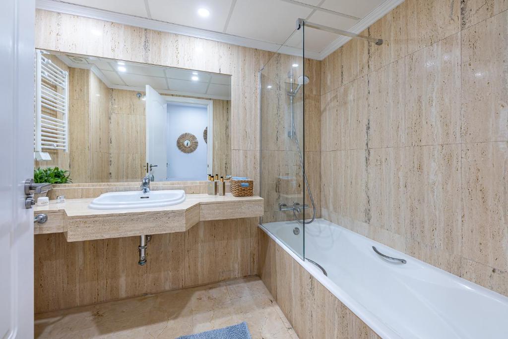 Kúpeľňa v ubytovaní Casa Joy Elviria, ibiza style apartment with 70 sqm terrace