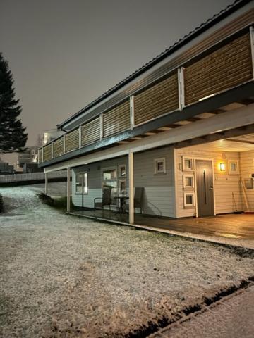 un edificio con un río delante de él en Lykkebo, en Tromsø