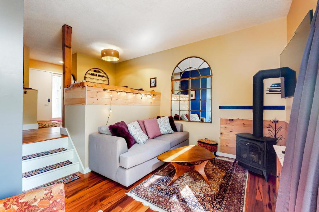 ein Wohnzimmer mit einem Sofa und einem Holzofen in der Unterkunft Butternut Hill H4 in Waitsfield