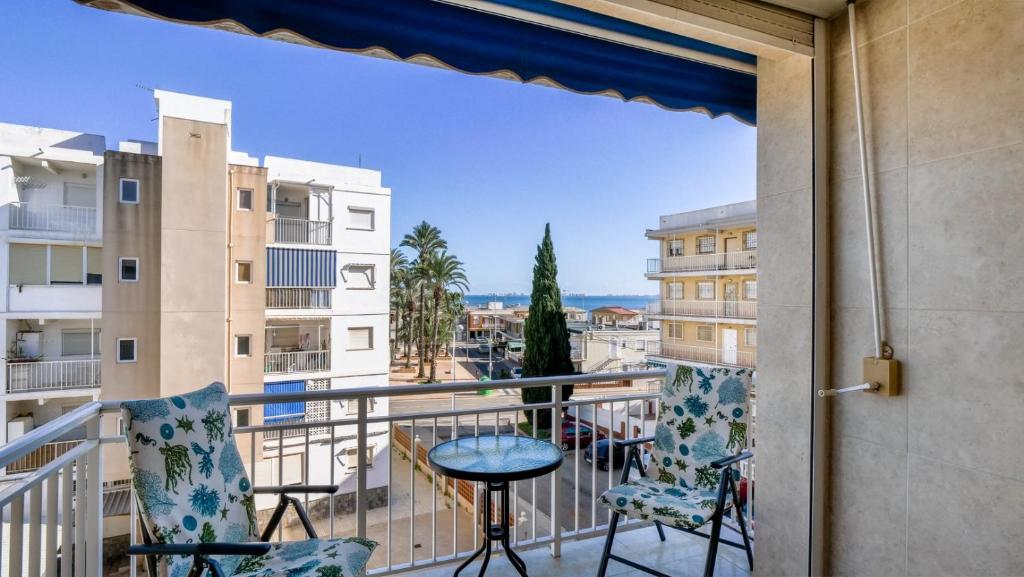 uma varanda com cadeiras, uma mesa e uma vista em Los Urrutias, Murcia, Mar Menor em Los Urrutias