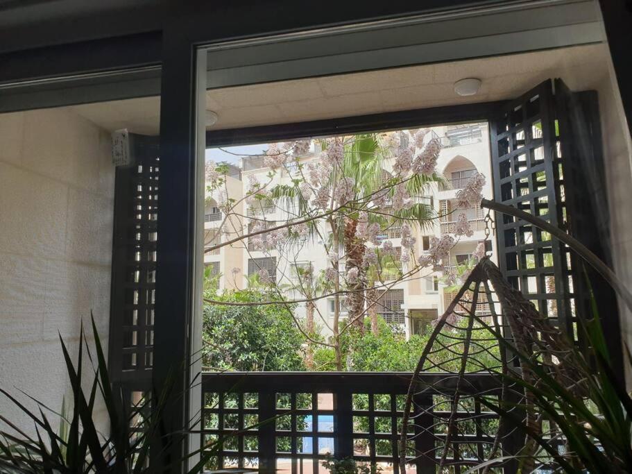 une fenêtre avec vue sur un bâtiment dans l'établissement شقة فخمة باطلالة جذابة, à Irbid