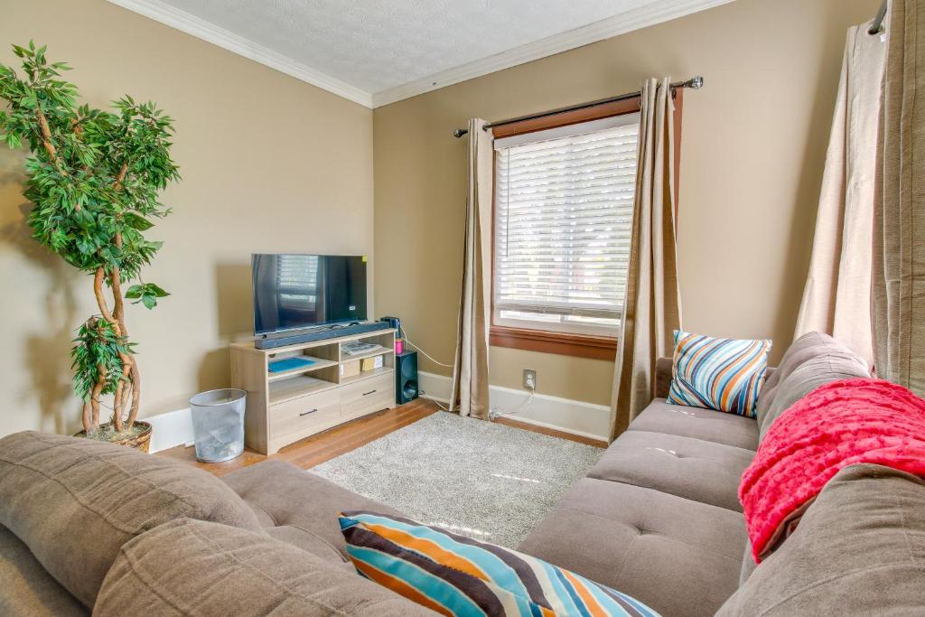 ein Wohnzimmer mit einem Sofa und einem TV in der Unterkunft Sunny and Spacious Dayton Condo about 1 Mi to Downtown! in Dayton
