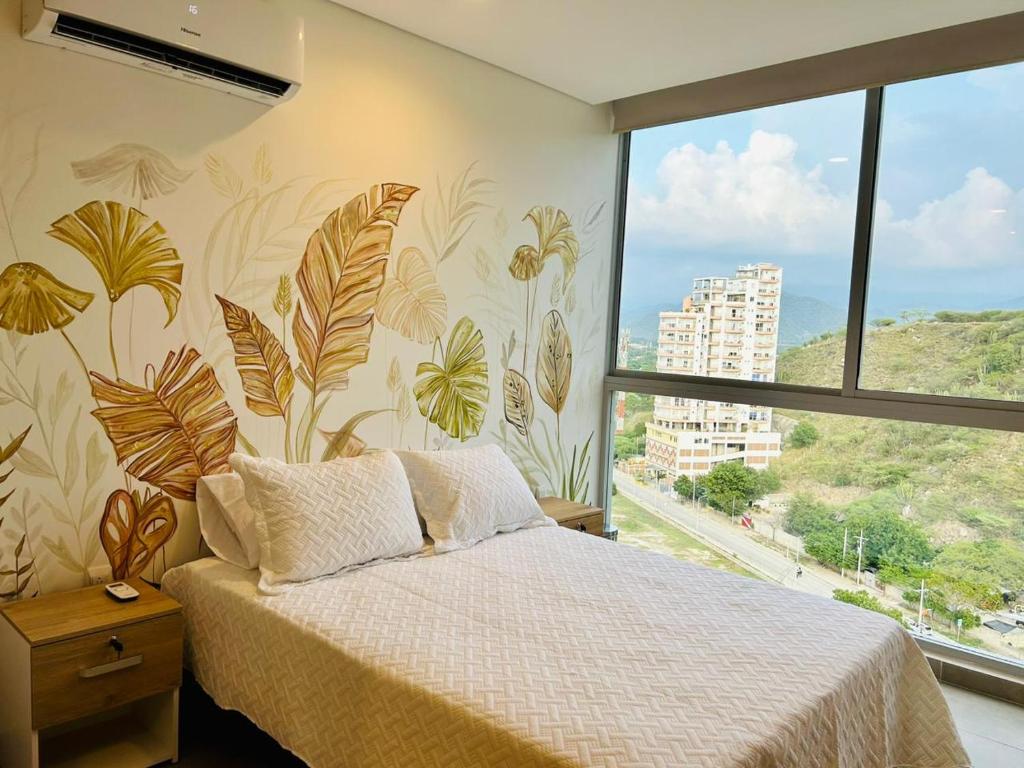 um quarto com uma cama e uma grande janela em Salguero Suites - Playa Salguero - By INMOBILIARIA VS em Santa Marta