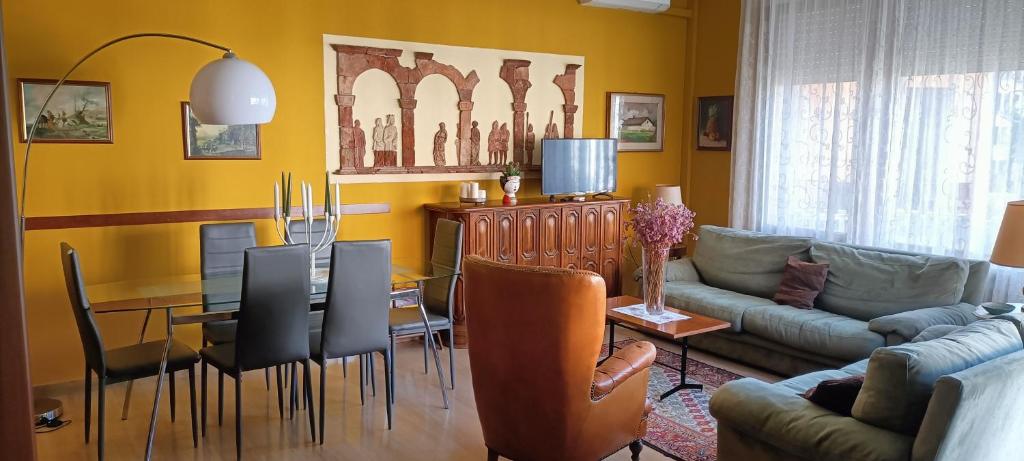 un soggiorno con divano e tavolo di Riviera 34 a Treviso
