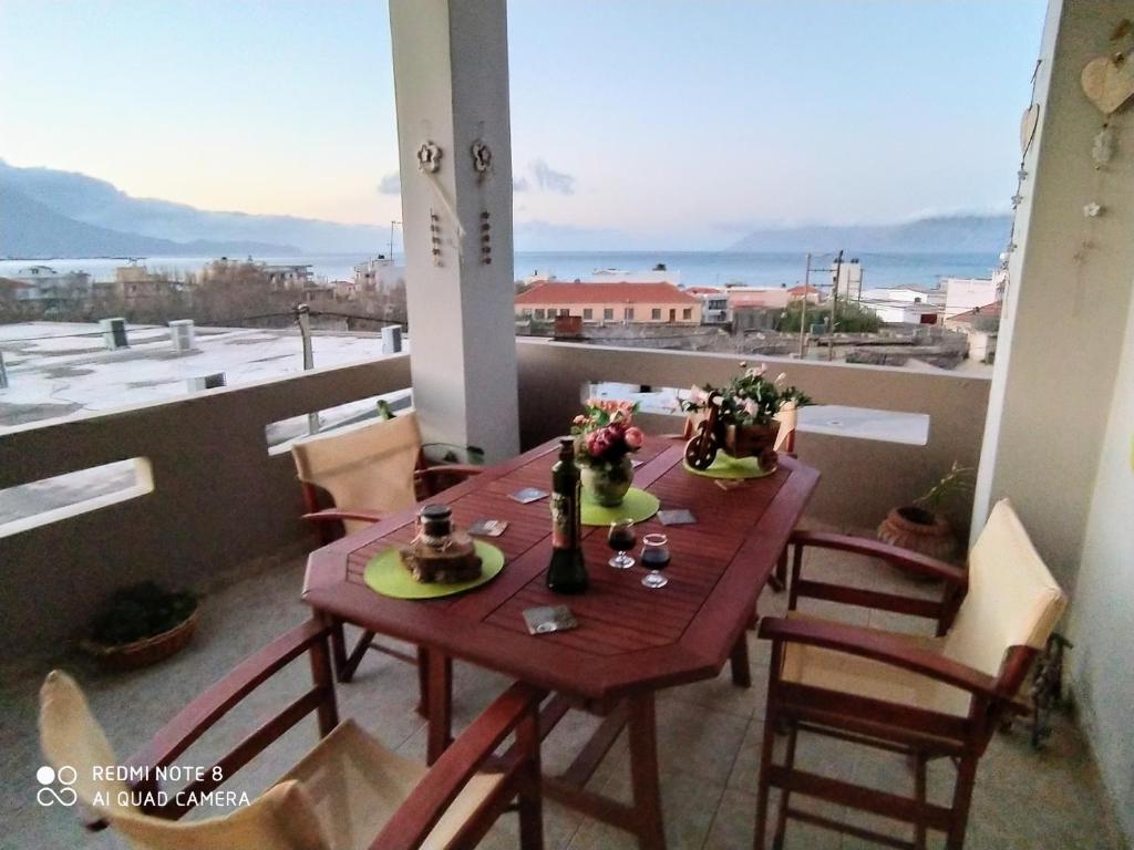 een tafel op een balkon met uitzicht bij Castel View Experience in Kissamos