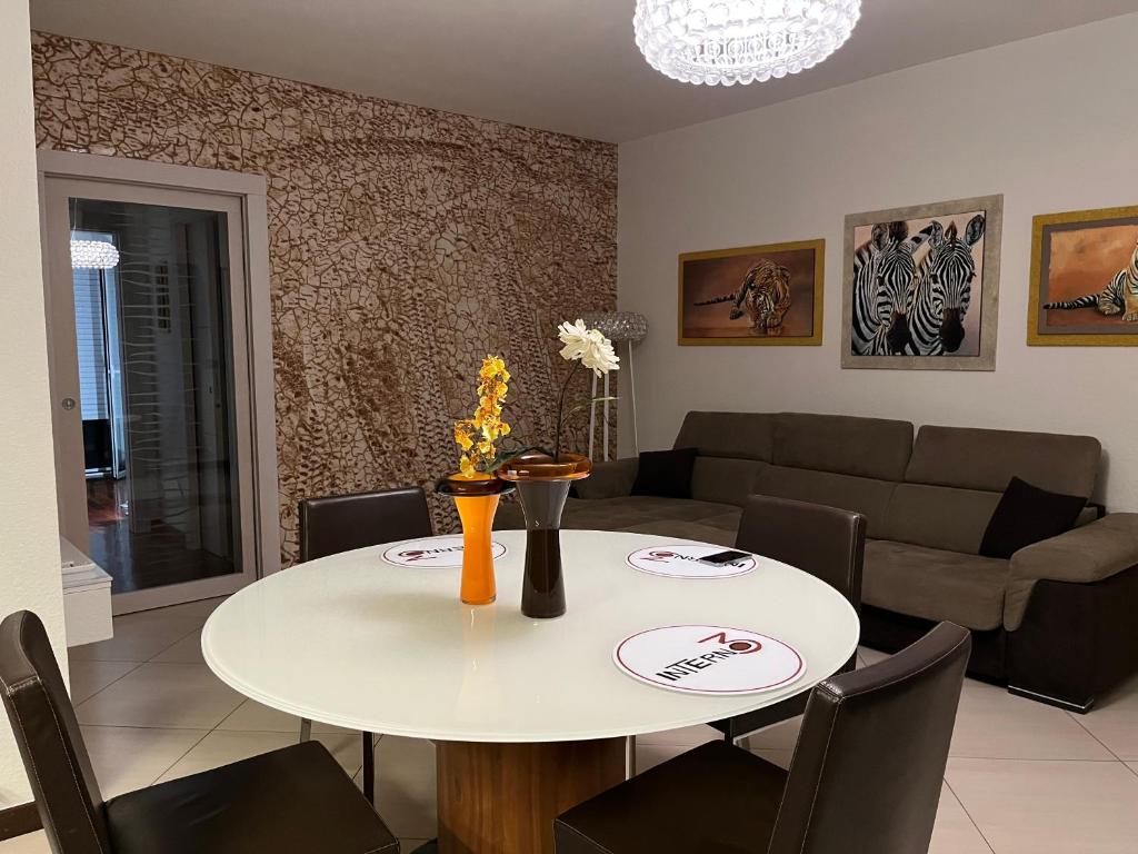 sala de estar con mesa blanca y sillas en Suite Gravina + box auto privato, en Gravina in Puglia