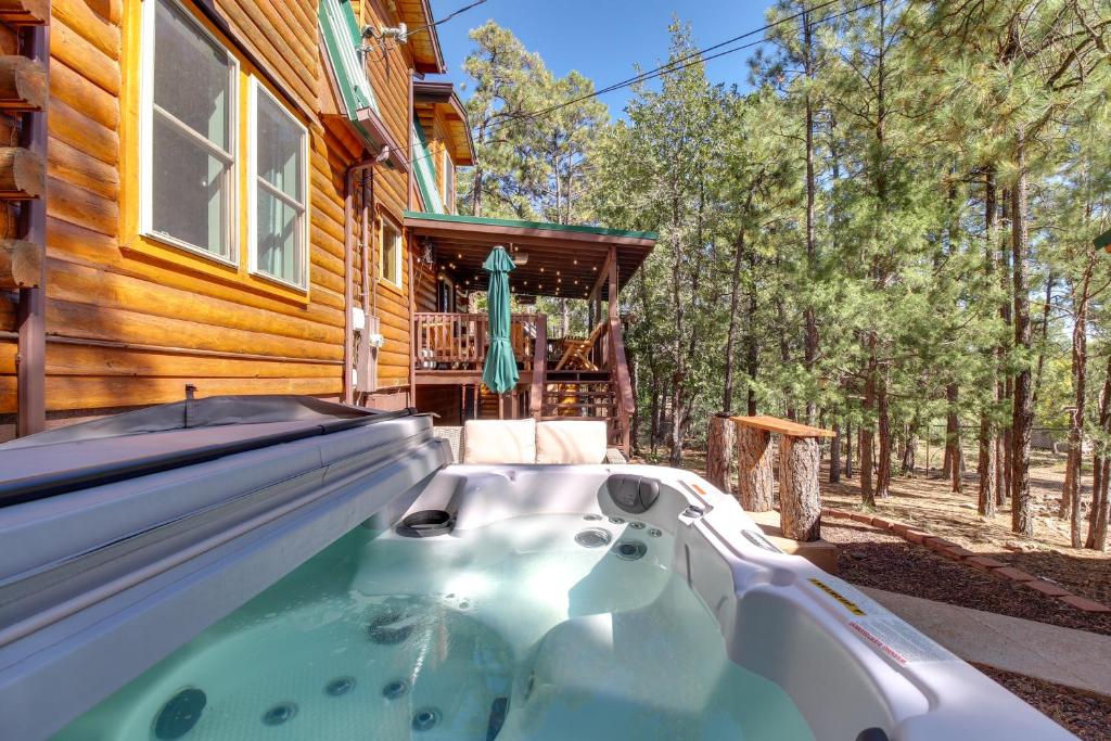 Fotografie z fotogalerie ubytování Hot Tub and Decks Sherwood Forest Cabin v destinaci Lake of the Woods