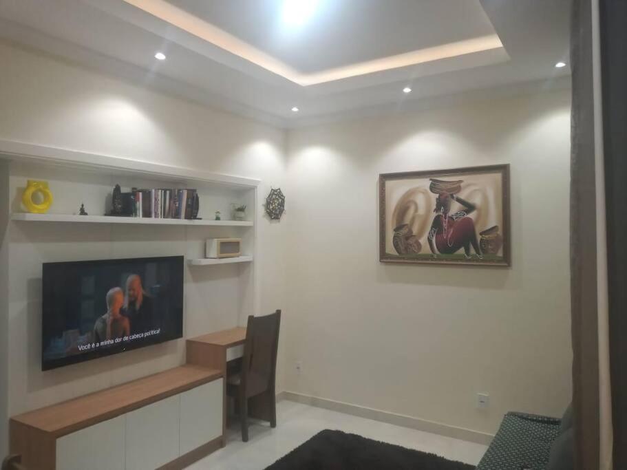 sala de estar con TV de pantalla plana en la pared en Apartamento ao lado do metro da Cinelândia e Consulado Americano en Río de Janeiro