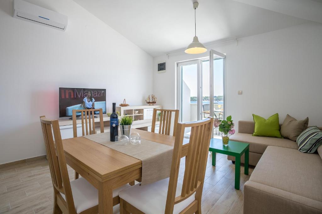 TV a/nebo společenská místnost v ubytování Apartments Oleandar