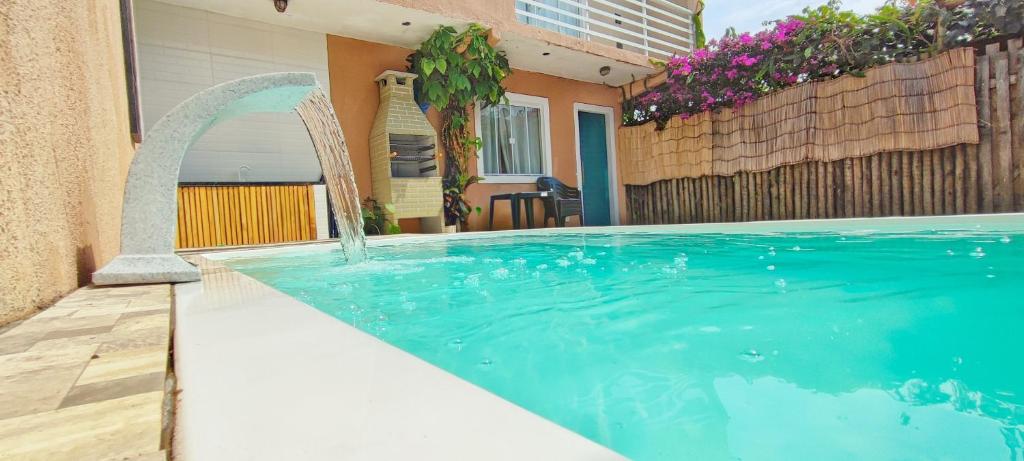 カボ・フリオにあるCasa aconchegante! perto de Búzios e Cabo Frioの家の前のプール